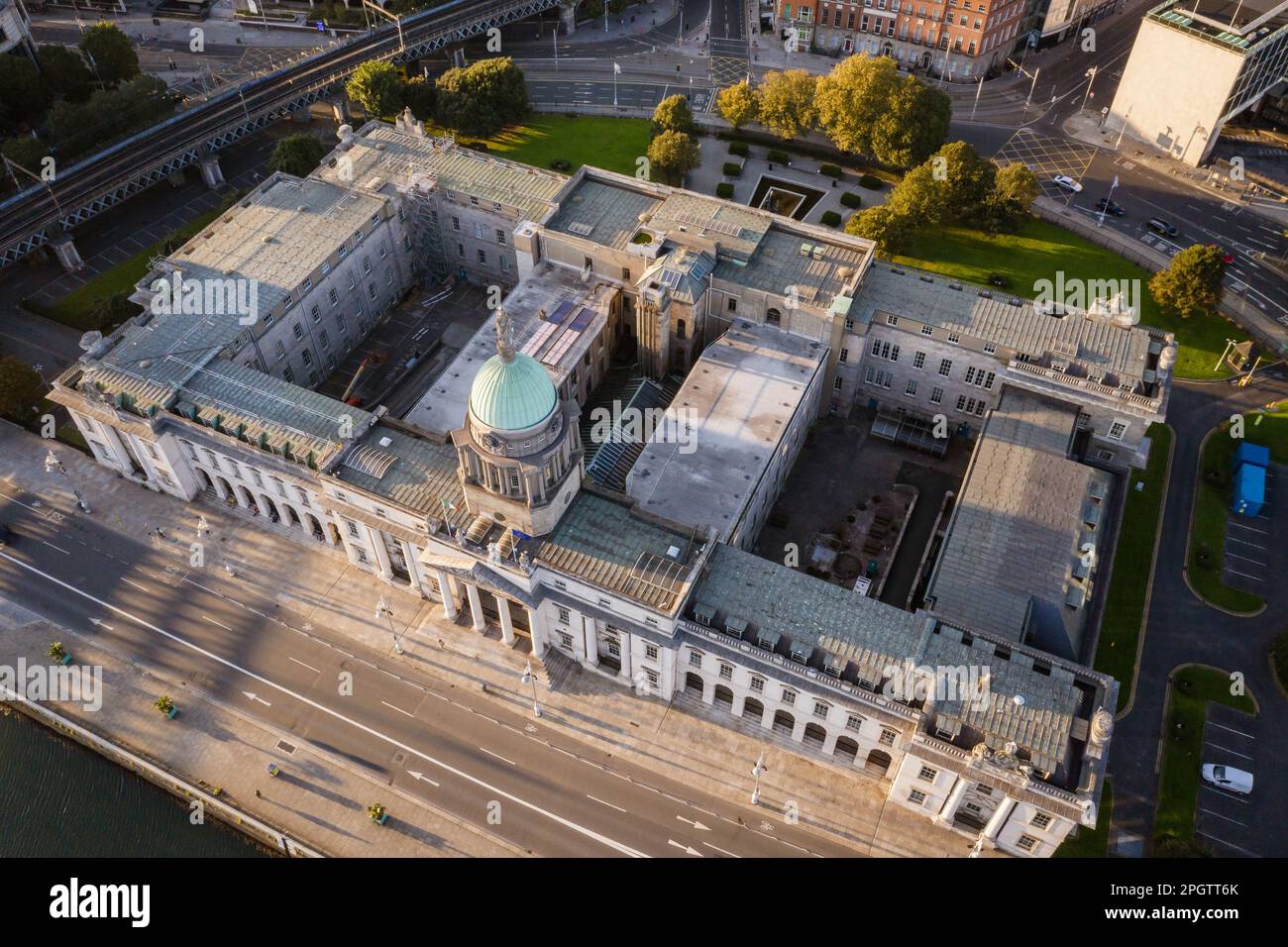 Custom House, in dem das Department of Housing, Planning and Local Government untergebracht ist. Es liegt am Nordufer des Flusses Liffey. Stockfoto