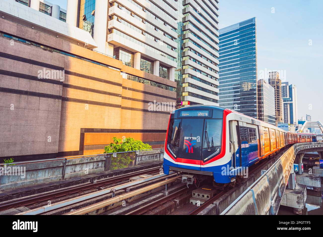 Bangkok, Thailand - 28. Februar 2023: Ein BTS-Zug in der Innenstadt. Stockfoto