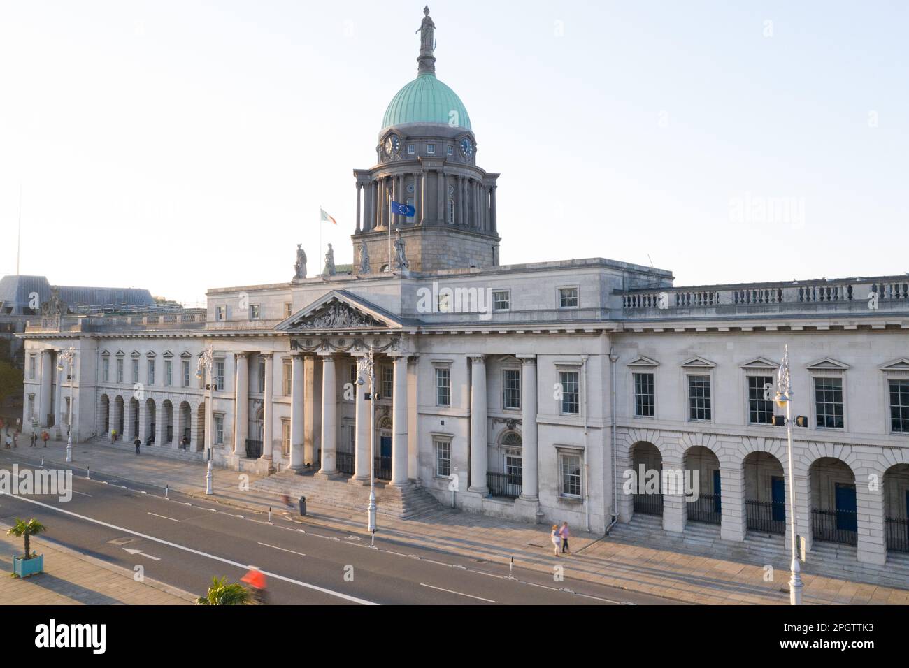 Custom House, in dem das Department of Housing, Planning and Local Government untergebracht ist. Es liegt am Nordufer des Flusses Liffey. Stockfoto