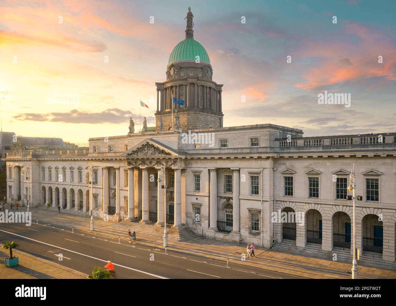 Custom House, in dem das Department of Housing, Planning and Local Government untergebracht ist. Es liegt am Nordufer des Flusses Liffey. Stockfoto