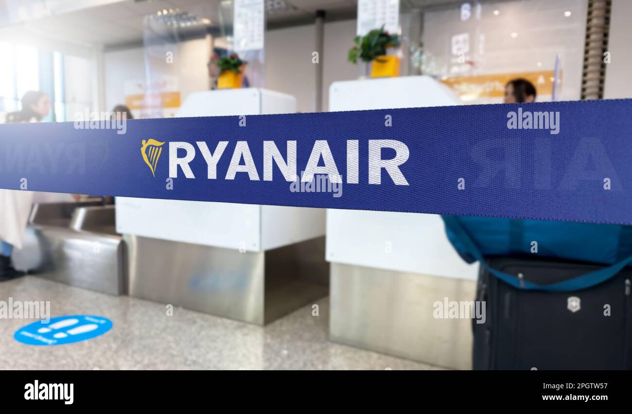 Rom, IT Januar 2023: Blaues Absperrband mit dem Ryanair-Logo auf einem Flughafen. Ryanair ist eine äußerst kostengünstige irische Fluggesellschaft. Reise- und Flughafensicherheit. Stockfoto