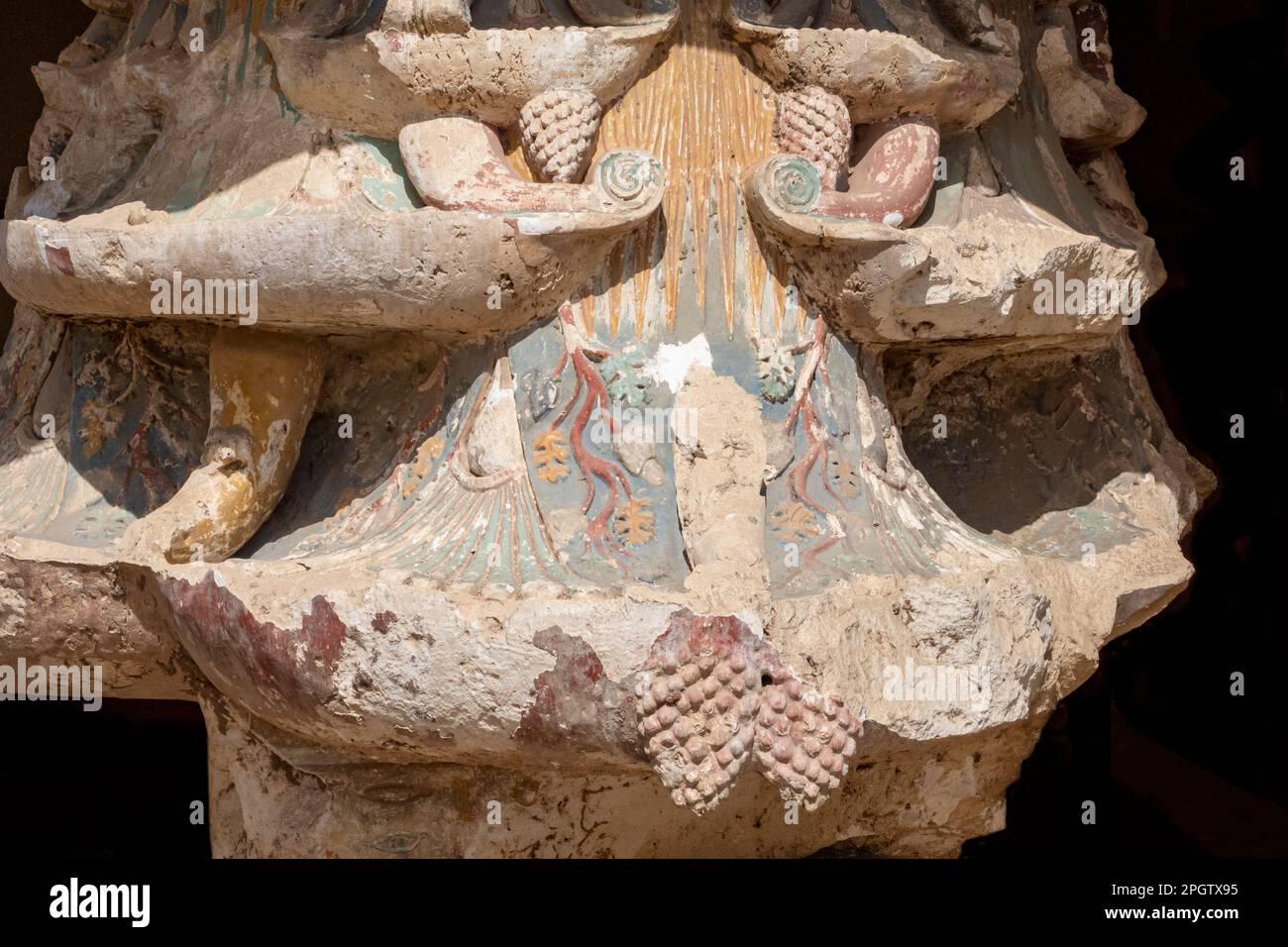 Nahaufnahme der Hilfsarbeiten in der Hauptstadt der Kolumne im Ptolemäischen Tempel von Athribis, auch bekannt als Wanina, in der Nähe von Akhmim, Gouvernement Sohag, Mittleres Ägypten Stockfoto