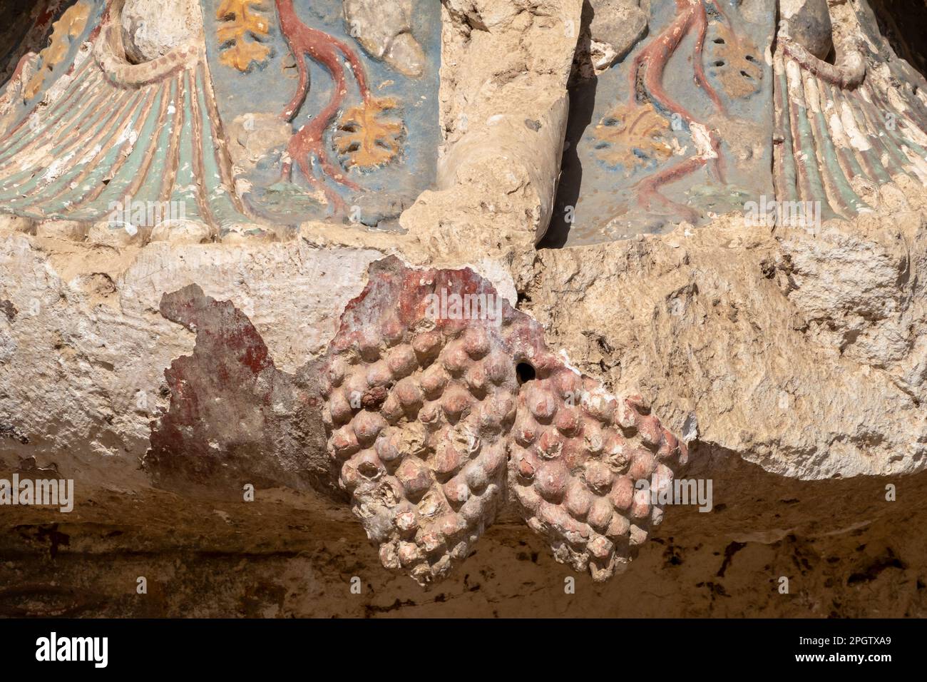 Nahaufnahme der Hilfsarbeiten in der Hauptstadt der Kolumne im Ptolemäischen Tempel von Athribis, auch bekannt als Wanina, in der Nähe von Akhmim, Gouvernement Sohag, Mittleres Ägypten Stockfoto