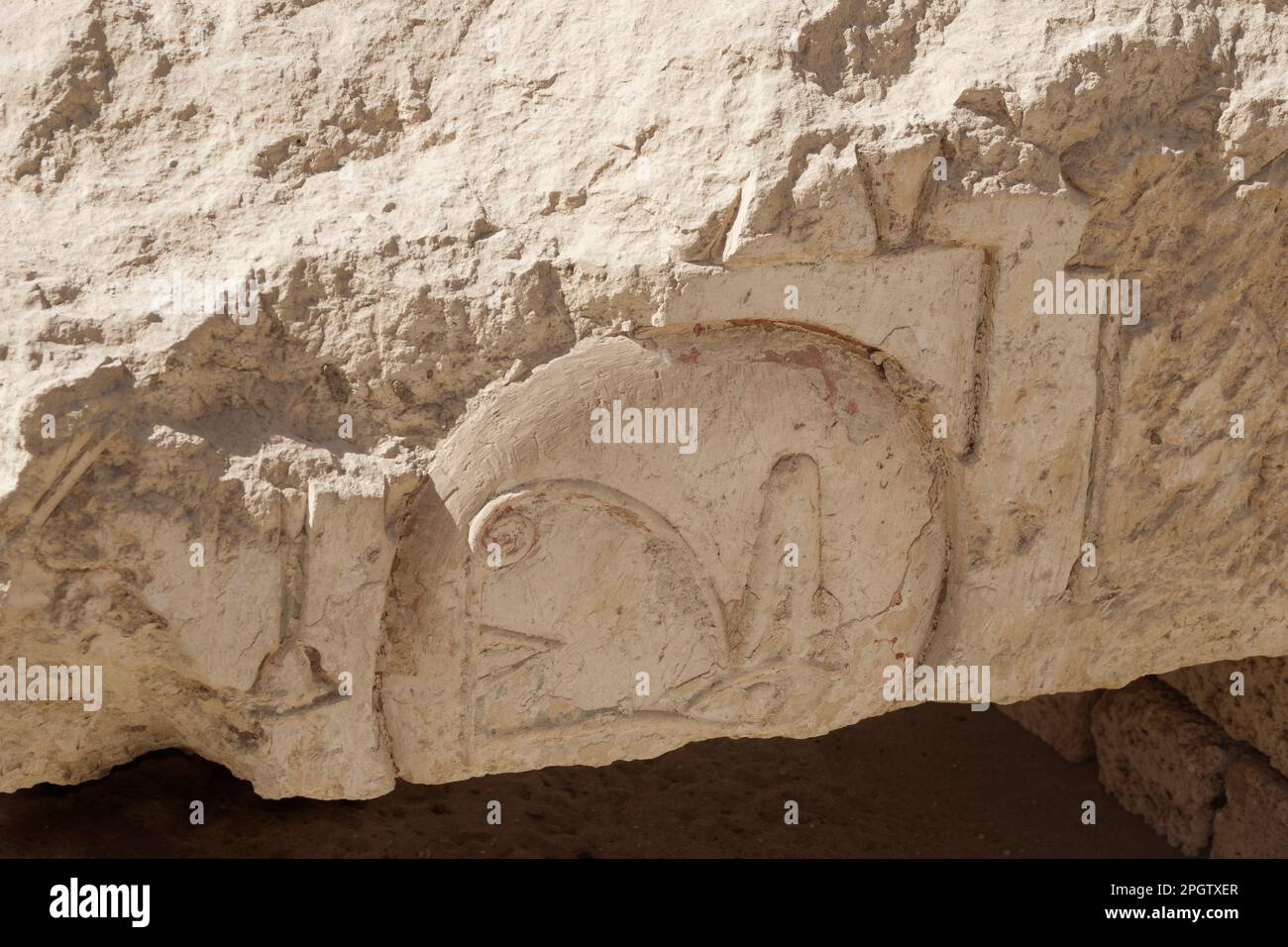 Nahaufnahme von Hilfsarbeiten und Dekoration im Ptolemäischen Tempel in Athribis, auch bekannt als Wanina, in der Nähe von Akhmim, Gouvernement von Sohag, Mittleres Ägypten Stockfoto