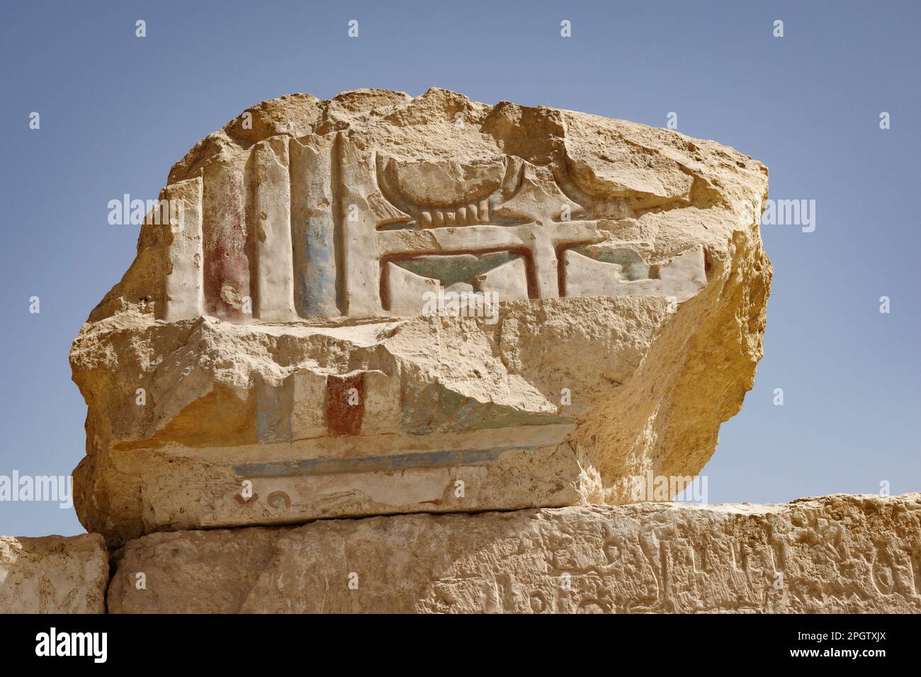 Nahaufnahme von Hilfsarbeiten an einem Block im Ptolemäischen Tempel in Athribis, auch bekannt als Wanina, in der Nähe von Akhmim, Gouvernement von Sohag, Mittleres Ägypten Stockfoto