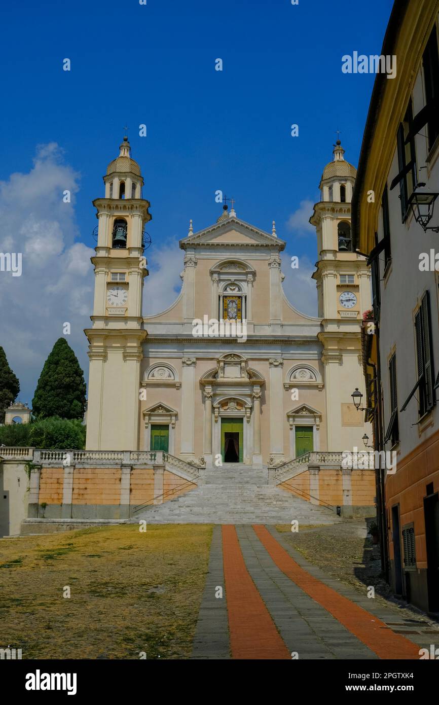 Basilica di San Stefano an einem sonnigen Tag in lavagna, Ligurien, Italien. Religiöse Architektur Stockfoto