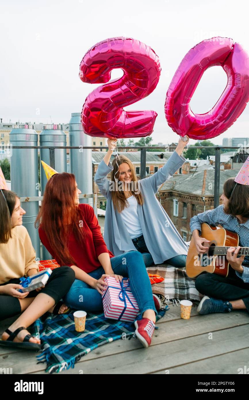 Jugendlicher 20. Geburtstag auf dem Dach Party Freiheit sorglos Stockfoto