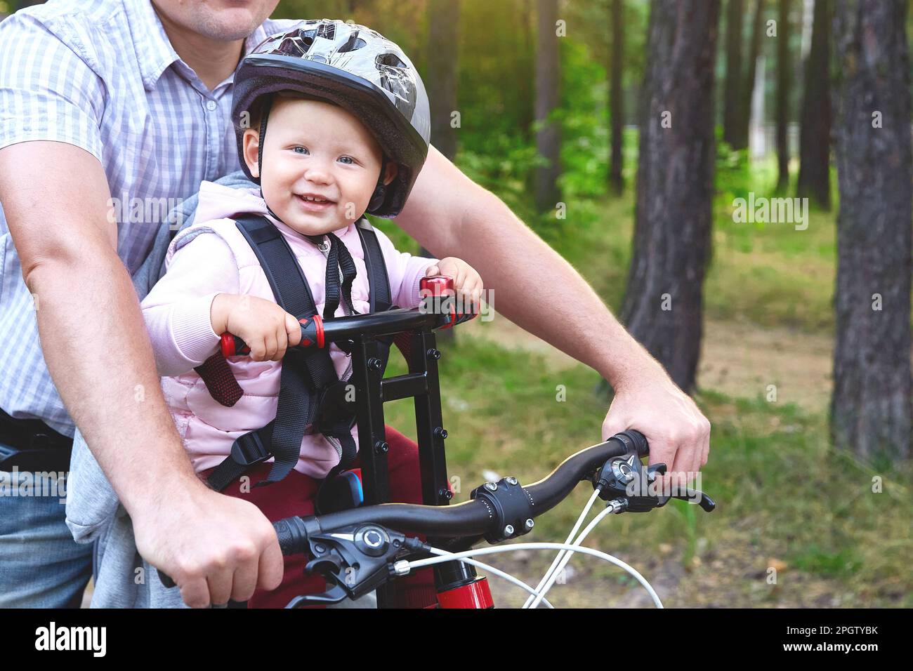 Eine Familie, die mit dem Fahrrad reist. Radfahren für Eltern und Kinder. Weltfahrradtag Stockfoto