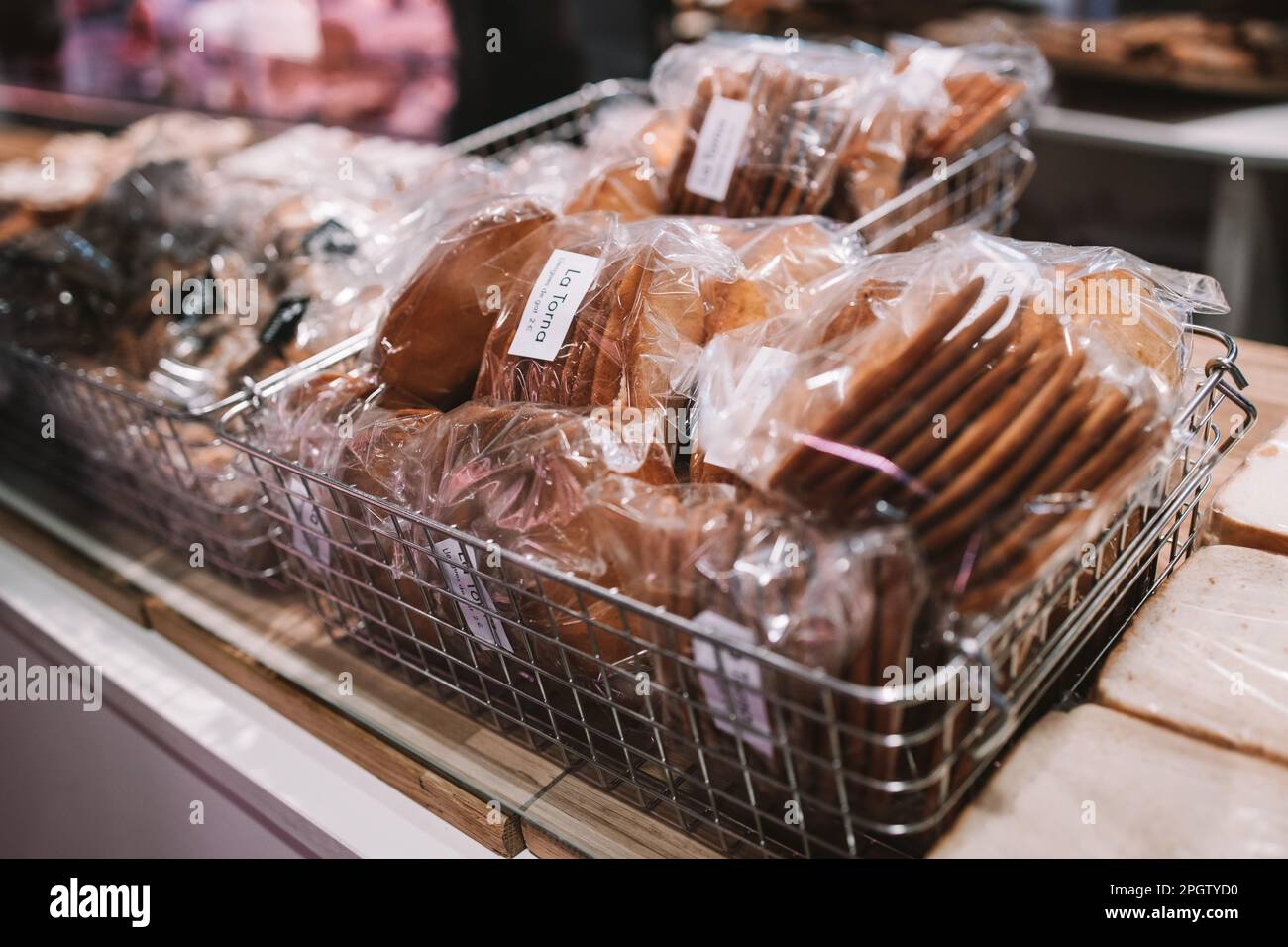 Frisch gebackenes Gourmetbrot zum Verkauf in der spanischen Bäckerei Stockfoto