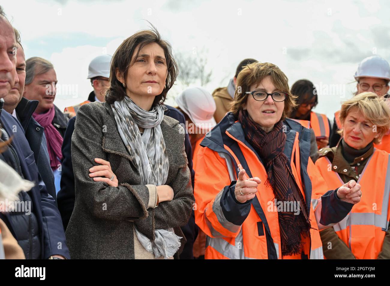 Elancourt, Frankreich. 24. März 2023. Amelie Oudea Castera, Ministerin für Sport und Olympische und Paralympische Spiele, besucht die Baustelle des zukünftigen Geländes, auf der am 24. März 2023 auf dem Hügel von Elancourt die olympischen Mountainbike-Veranstaltungen für Frauen und Männer stattfinden werden. Foto: Tomas Stevens/ABACAPRESS.COM Kredit: Abaca Press/Alamy Live News Stockfoto