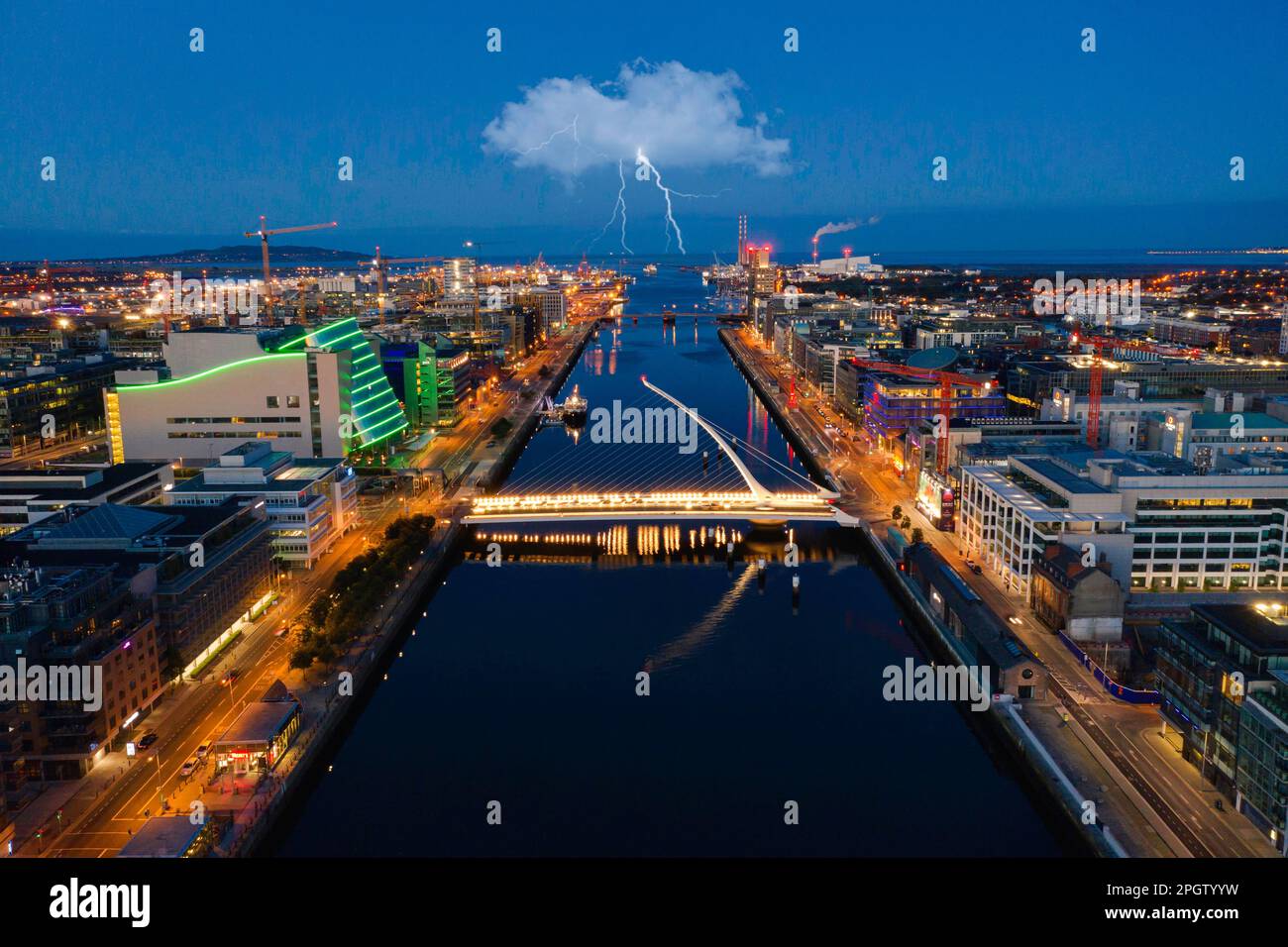 Luftaufnahme des Stadtzentrums von Dublin mit dem Fluss Liffey in der Mitte Stockfoto