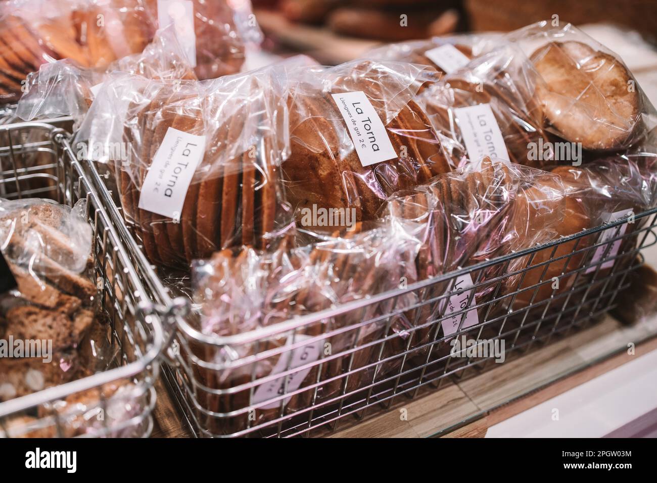 Frisch gebackenes Gourmetbrot zum Verkauf in der spanischen Bäckerei Stockfoto