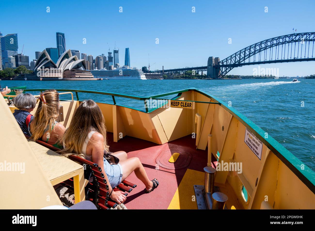 Urlauber und Einwohner nutzen die Hafenfähren, um Sydney kennenzulernen, und sie sehen sich in der Nähe des Bahnhofs Circular Quay und der Fähre W Stockfoto