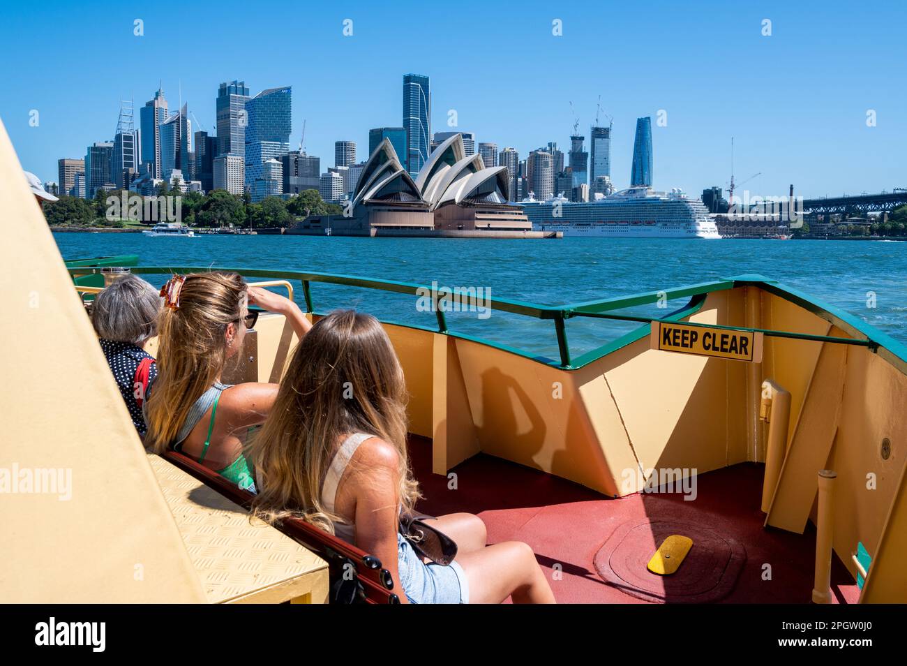 Urlauber und Einwohner nutzen die Hafenfähren, um Sydney kennenzulernen, und sie sehen sich in der Nähe des Bahnhofs Circular Quay und der Fähre W Stockfoto