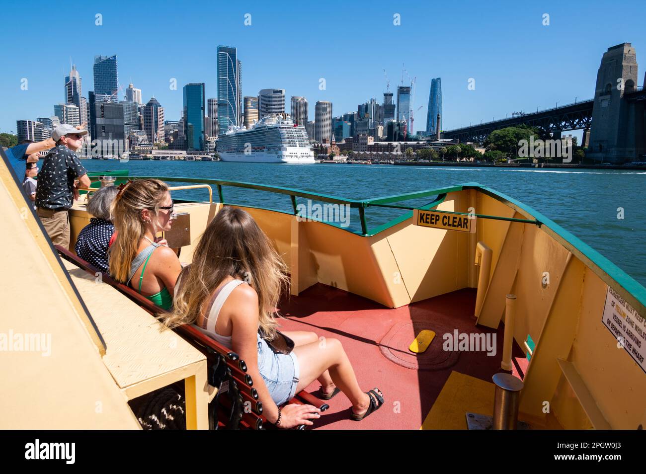 Urlauber und Einwohner nutzen die Hafenfähren, um Sydney kennenzulernen, und sie sehen sich in der Nähe des Bahnhofs Circular Quay und der Fähre W Stockfoto