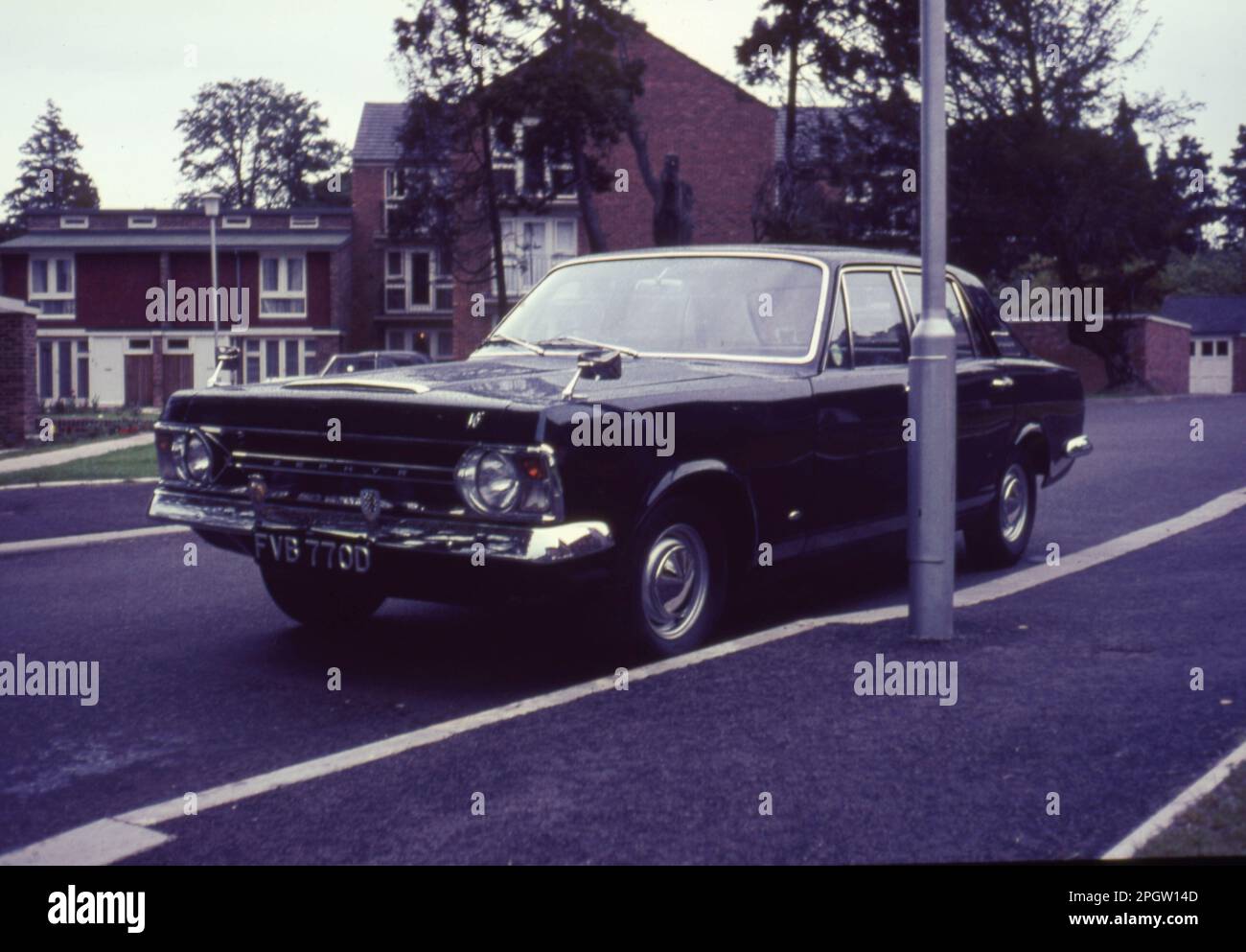 1966 Ford Zephyr Mark IV V6 auf einem Wohnsitz aus den 60er Jahren Foto von Tony Henshaw Archive Stockfoto