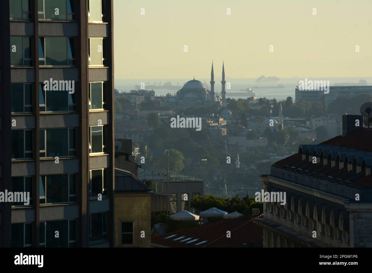 Blick auf Sultanahmet und die Schiffe auf dem Marmarameer von Beyoglu auf der europäischen Seite von Istanbul bei Sonnenuntergang, Türkei / Turkiye. Stockfoto