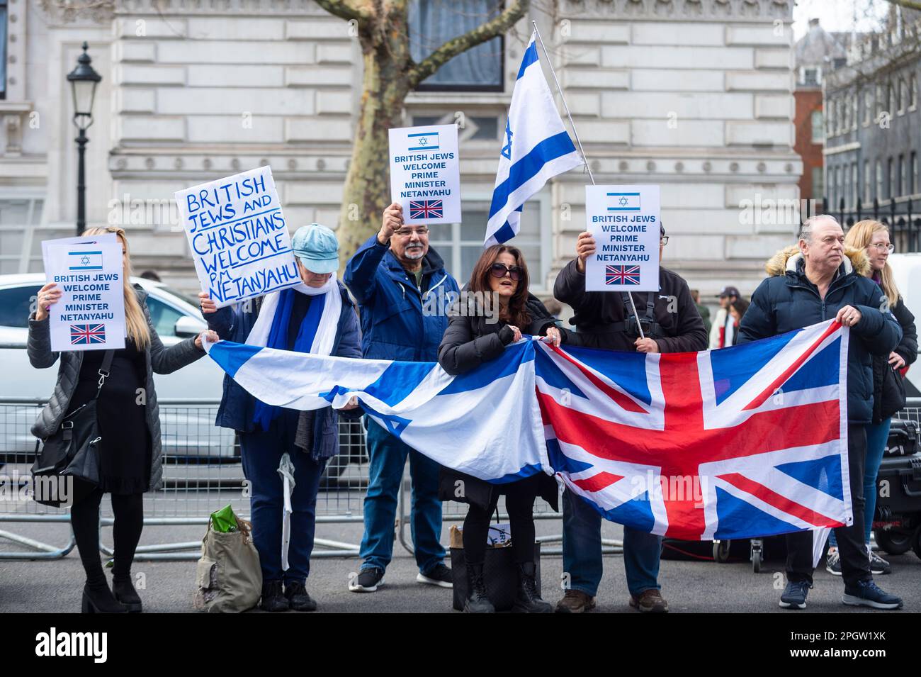 London, Großbritannien. 24. März 2023 Demonstranten demonstrieren außerhalb der Downing Street, während Benjamin Netanjahu, der israelische Premierminister, einen offiziellen Besuch mit Gesprächen mit Rishi Sunak beginnt. Kredit: Stephen Chung / Alamy Live News Stockfoto