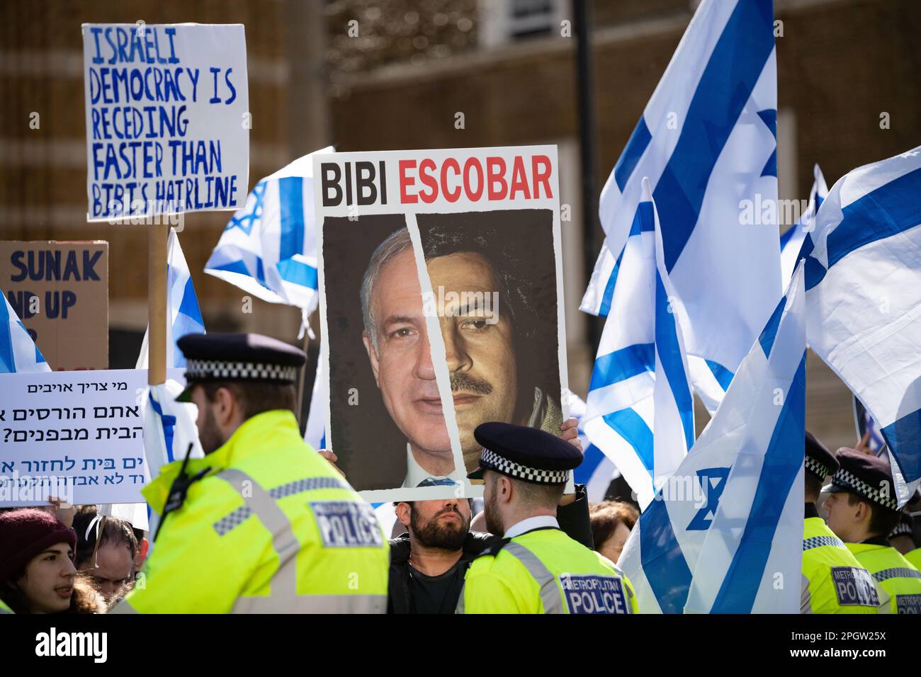 Ein Plakat, auf dem der israelische Premierminister Benjamin Netanjahu mit dem kolumbianischen drogenbaron Pablo Escobar verglichen wurde, wurde während eines Protests in Whitehall ausgestellt, während Netanjahu Lon besucht Stockfoto