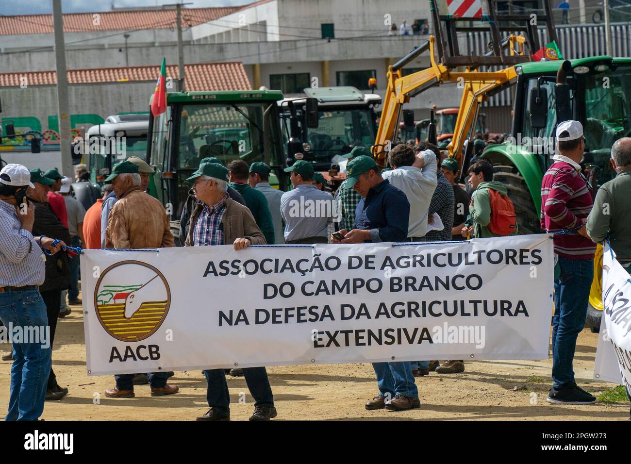 Evora, Portugal, 24. März 2023. Manifestation portugiesischer Bauern in Evora Alentejo mit einer riesigen Traktorsäule, die den Verkehr in der Stadt vollständig stoppte. Die Bauern haben sich sogar den Weg hineingedrängt Stockfoto