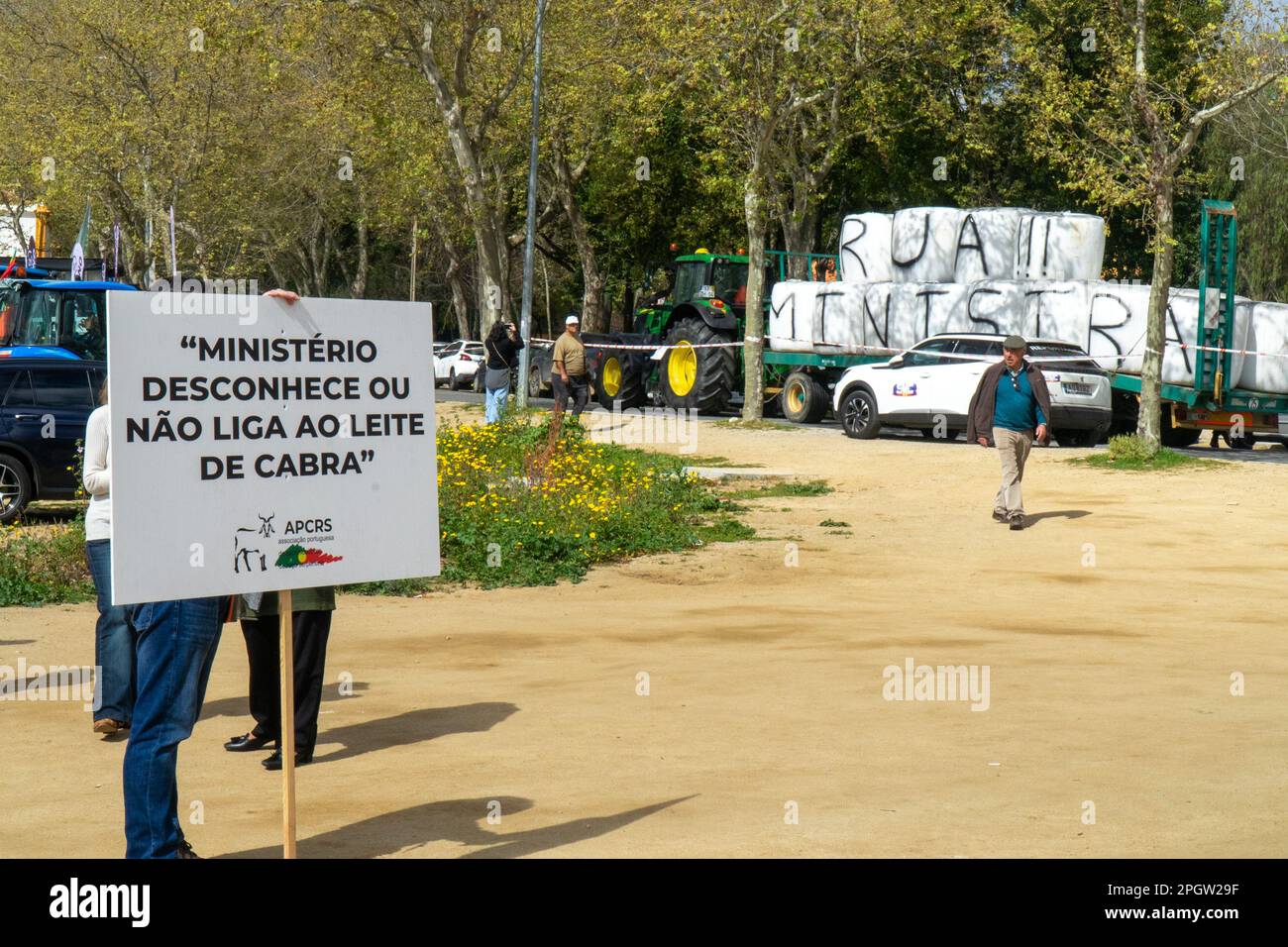 Evora, Portugal, 24. März 2023. Manifestation portugiesischer Bauern in Evora Alentejo mit einer riesigen Traktorsäule, die den Verkehr in der Stadt vollständig stoppte. Die Bauern haben sich sogar den Weg hineingedrängt Stockfoto
