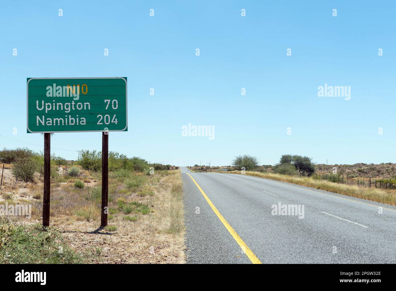 Ein Entfernungsschild auf der Straße N10 in der Nähe von Grootdrink in der Provinz Nordkap. Die Entfernung zur namibischen Grenze wird angezeigt Stockfoto