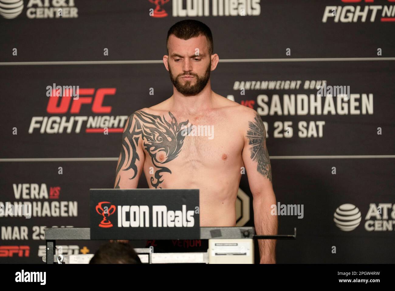 SAN ANTONIO, TX, USA. 24. März 2023. SAN ANTONIO, TX - 24. März: Austin Lingo betritt die Waage für die offiziellen Wiegevorgänge im Westin San Antonio North für die UFC Fight Night – Vera vs Sandhagen – am 24. März 2023 in SAN ANTONIO, USA. (Kreditbild: © Louis Grasse/PX Imagens via ZUMA Press Wire) NUR REDAKTIONELLE VERWENDUNG! Nicht für den kommerziellen GEBRAUCH! Stockfoto