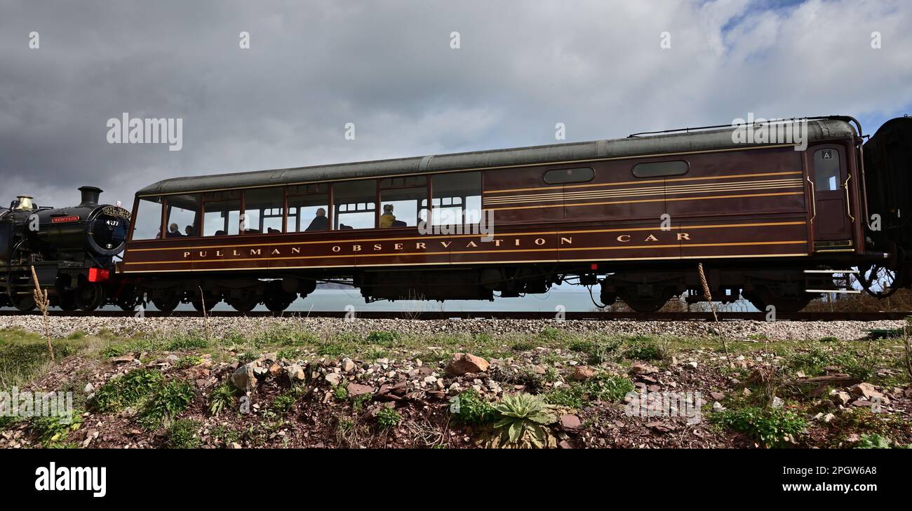 Devon Belle Pullman Aussichtsplattform Nr. 13, vorbei an Goodrington mit der Dartmouth Steam Railway, die mit dem GWR-Panzer Nr. 4277 Hercules nach Paignton gebracht wird. Stockfoto