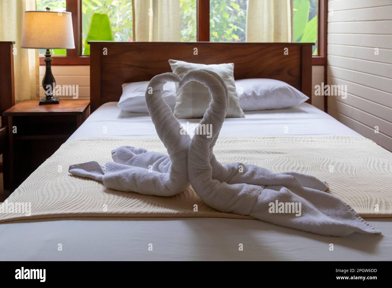 Tortuguero-Nationalpark, Costa Rica – Handtücher, die in einem Zimmer in der Evergreen Lodge gefaltet sind, einem Hotel im Küstenregenwald. Stockfoto