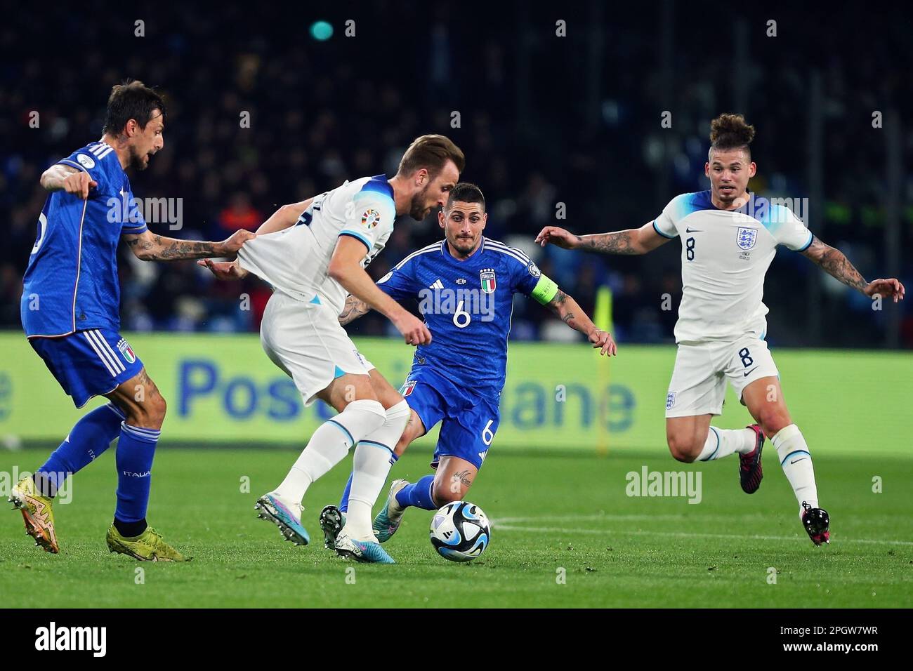 Neapel, Italien - 23/03/2023, Harry Kane (2L) und Kalvin Phillips (R) aus England kämpfen um den Ball mit Francesco Acerbi (L) und Marco Verratti (C) aus Italien während der UEFA Euro 2024, Europäische Qualifikatoren, Fußballspiel der Gruppe C zwischen Italien und England am 23. März, 2023 im Stadio Diego Armando Maradona in Neapel, Italien - Foto: Federico Proietti/DPPI/LiveMedia Stockfoto
