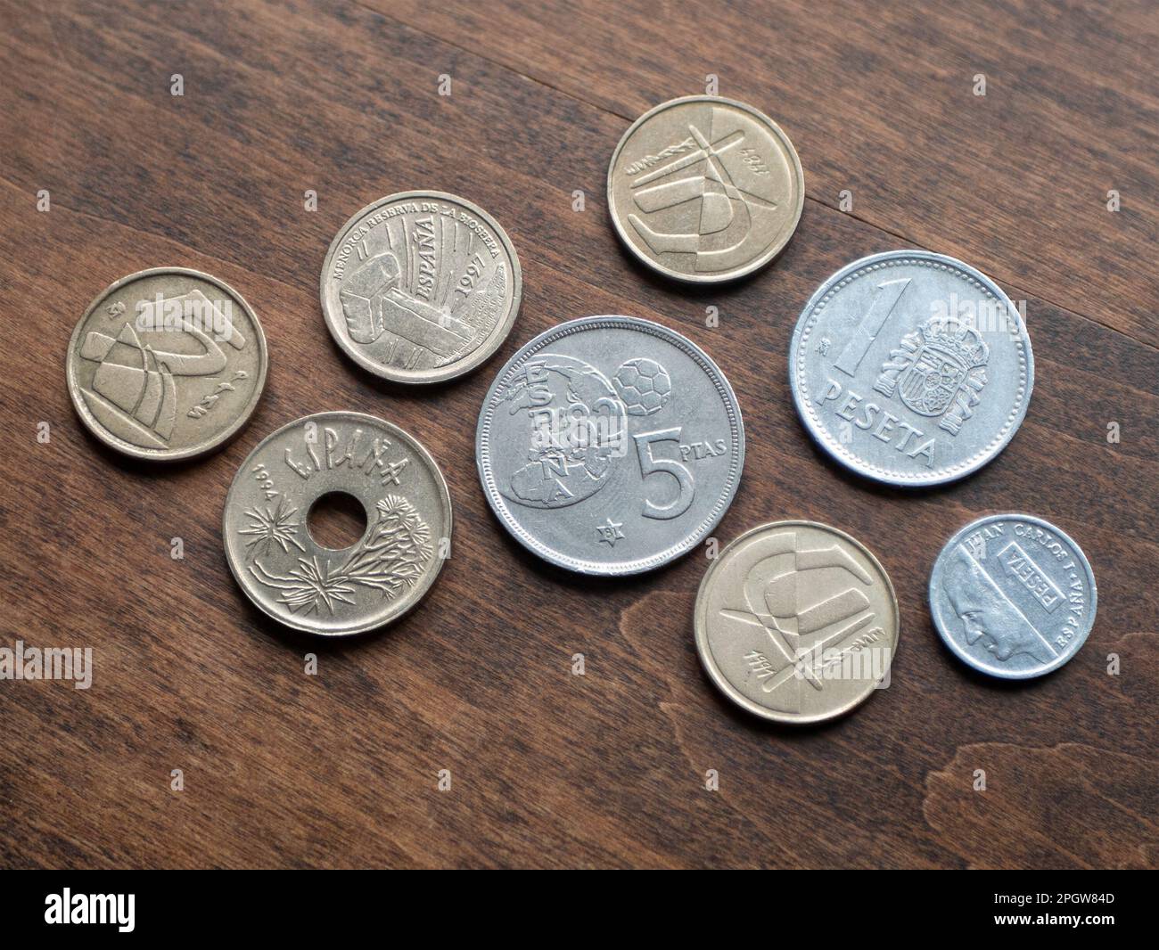 Münzgeld von Spanien auf Holzhintergrund, Nahaufnahme. Euro-Münzen. Das spanische Finanzsystem Stockfoto