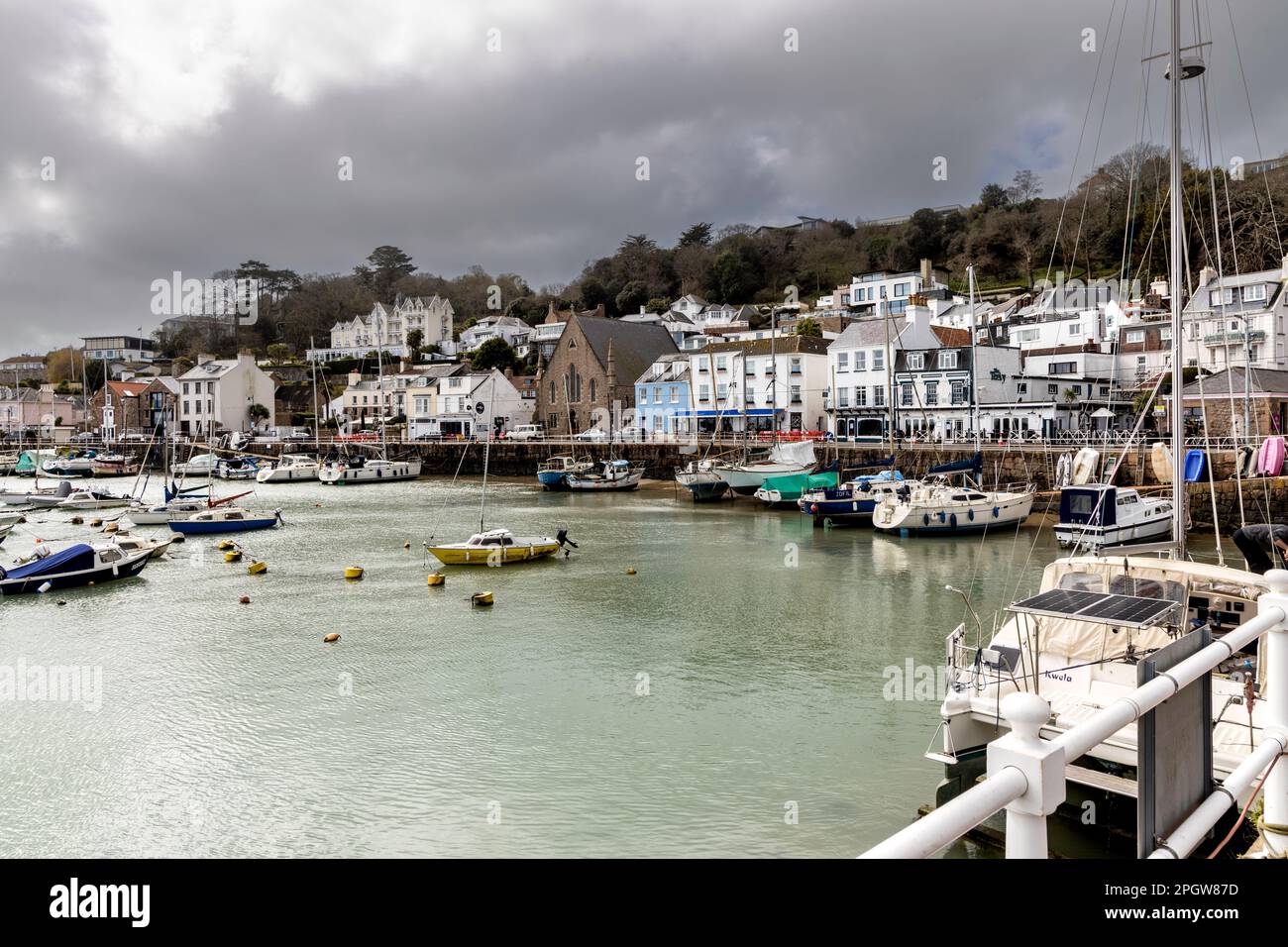 Der Hafen und die Küste von St. Aubin auf der Insel Jersey Stockfoto