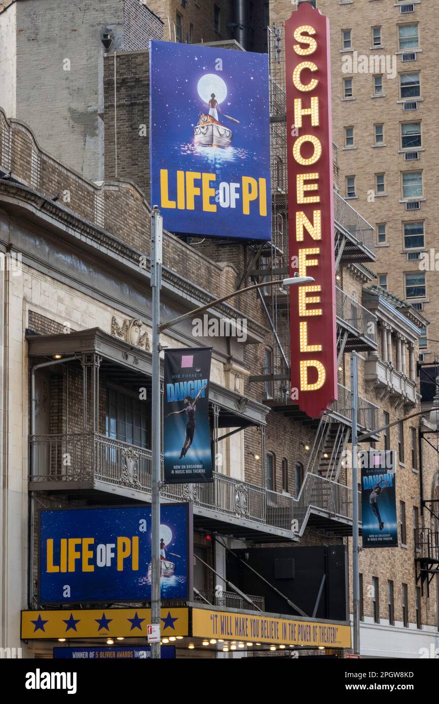 Schoenfeld Theater am Times Square mit der Werbung „Life of Pi“, New York City, USA 2022 Stockfoto