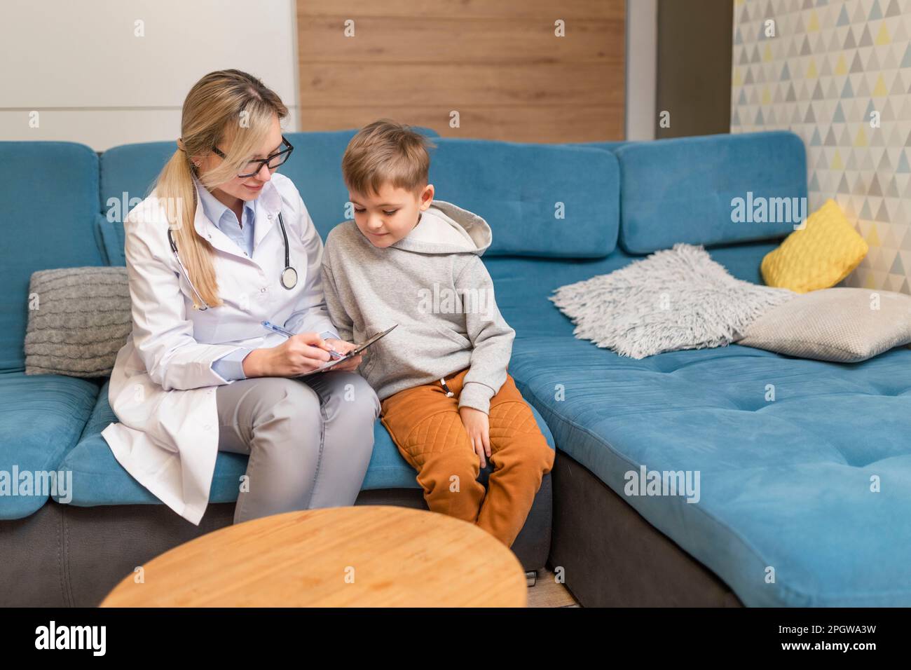 Der Kinderarzt untersucht ein krankes Kind. Kranker Junge in der Klinik. Häusliche Behandlung des Virus bei Kindern. Stockfoto