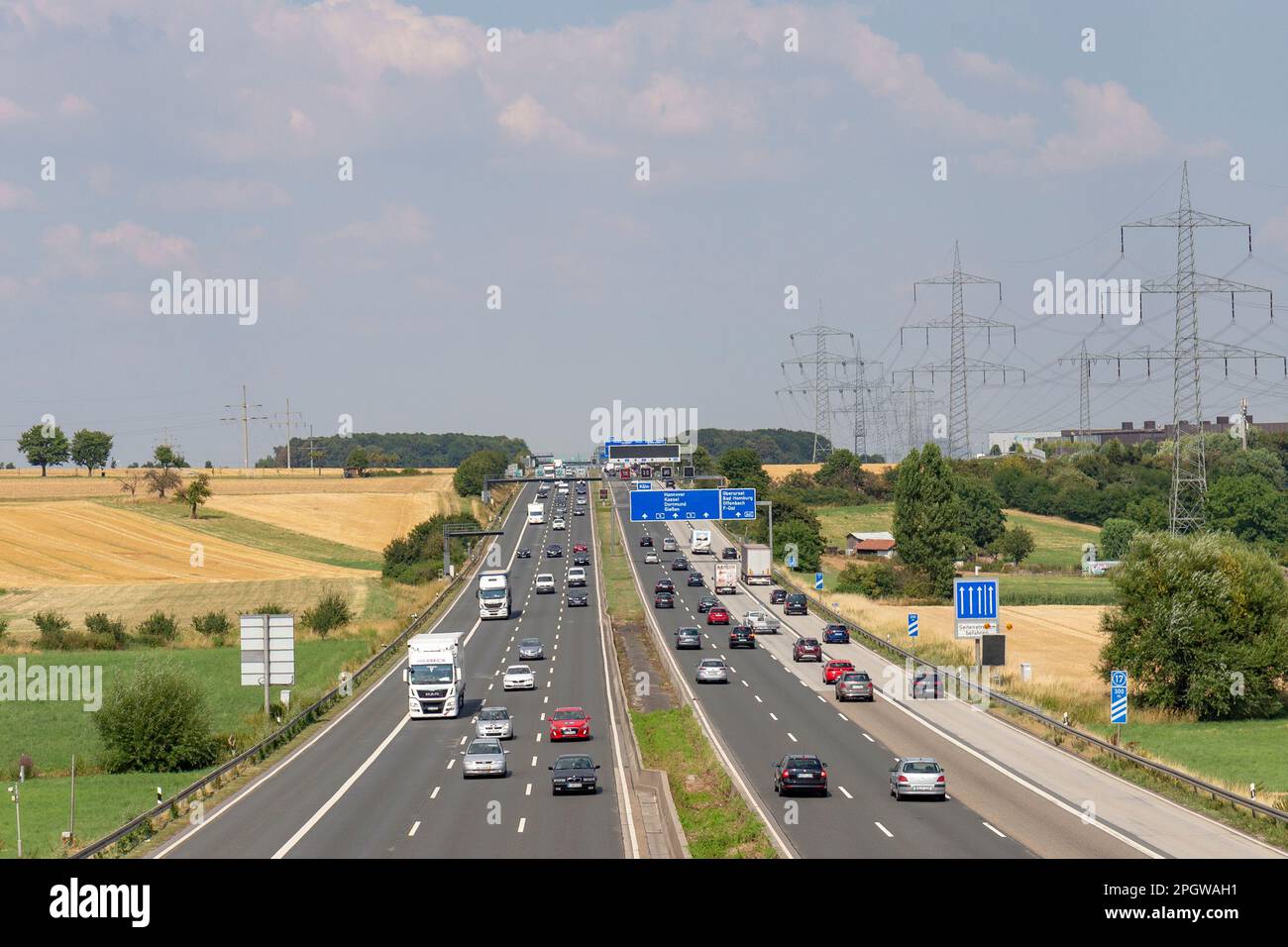 Frankfurt, Deutschland - 23. Juli 2018: deutscher Autobahnverkehr auf der autobahn A5 in der Nähe von frankfurt in Richtung Kassel. Stockfoto
