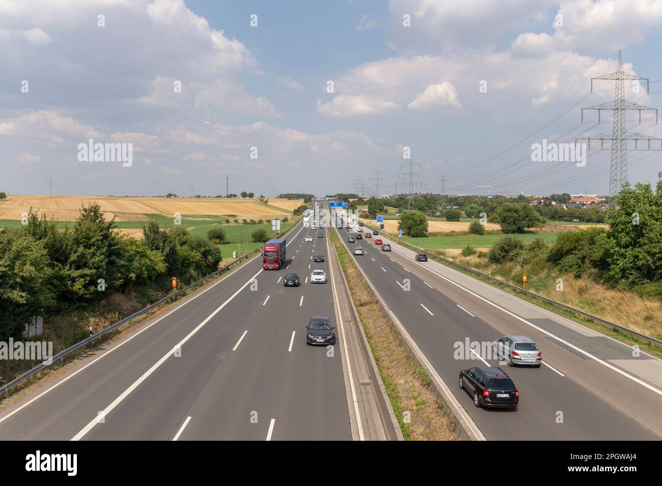 Frankfurt, Deutschland - 23. Juli 2018: deutscher Autobahnverkehr auf der autobahn A5 in der Nähe von frankfurt in Richtung Kassel. Stockfoto