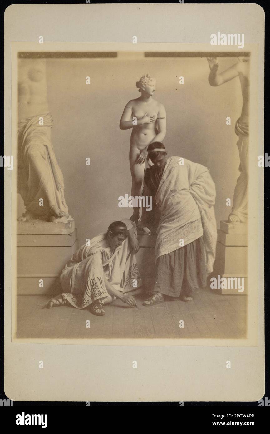 Zwei männliche Studenten in griechischem Kostüm vor einem Gipsverband von Aphrodite im Gipsraum der Pennsylvania Academy], etwa 1883 von Thomas Eakins Stockfoto