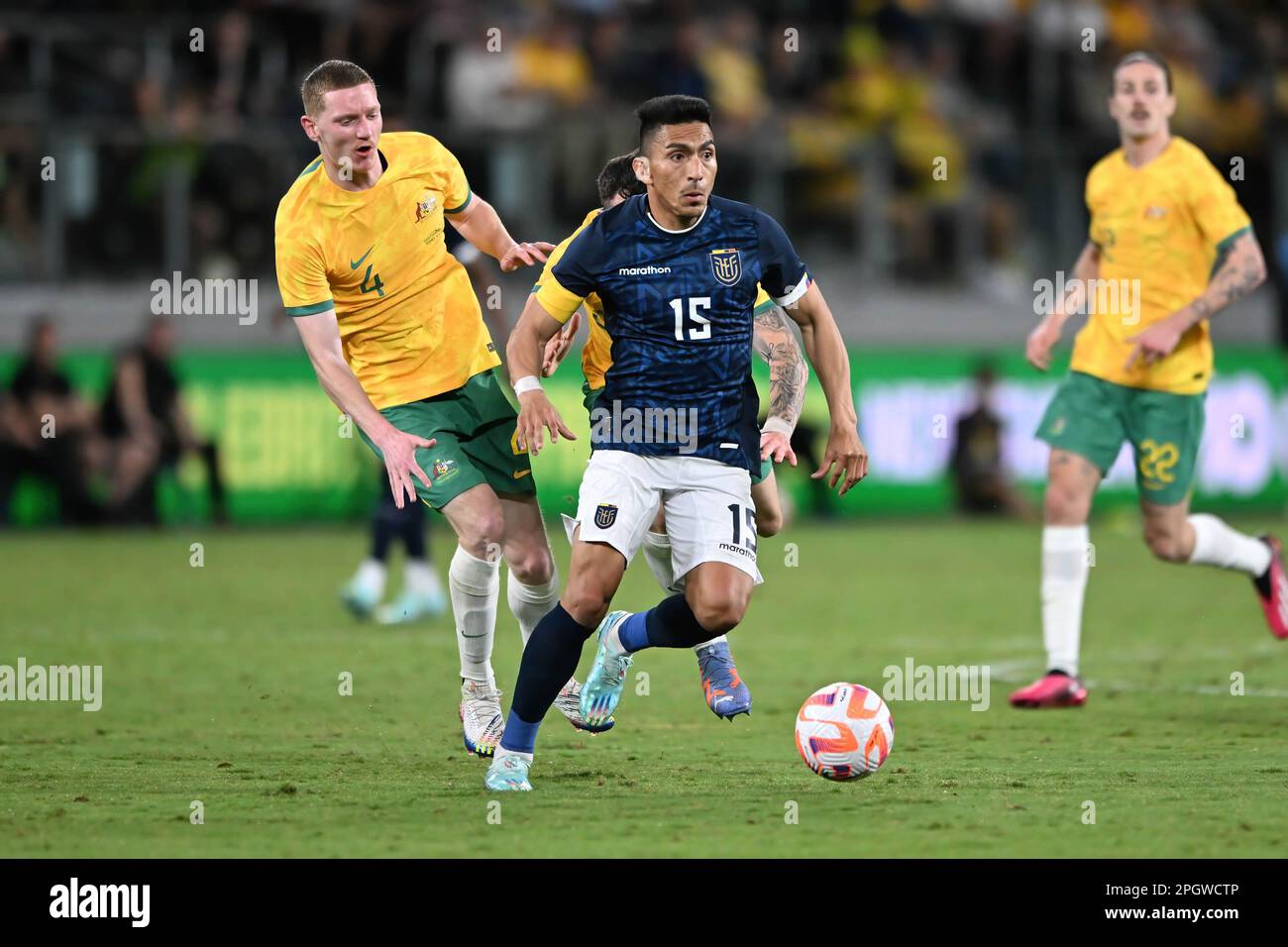 Sydney, Australien. 24. März 2023. Kye Rowles (L) von Australia National Männer Fußballmannschaft und ngel Mena (R) von Ecuador National Männer Fußballmannschaft in Aktion während des „Welcome Home“-Fußballspiels zwischen Australien und Ecuador im CommBank Stadium. Endstand: 3:1 Australien: Ecuador. Kredit: SOPA Images Limited/Alamy Live News Stockfoto