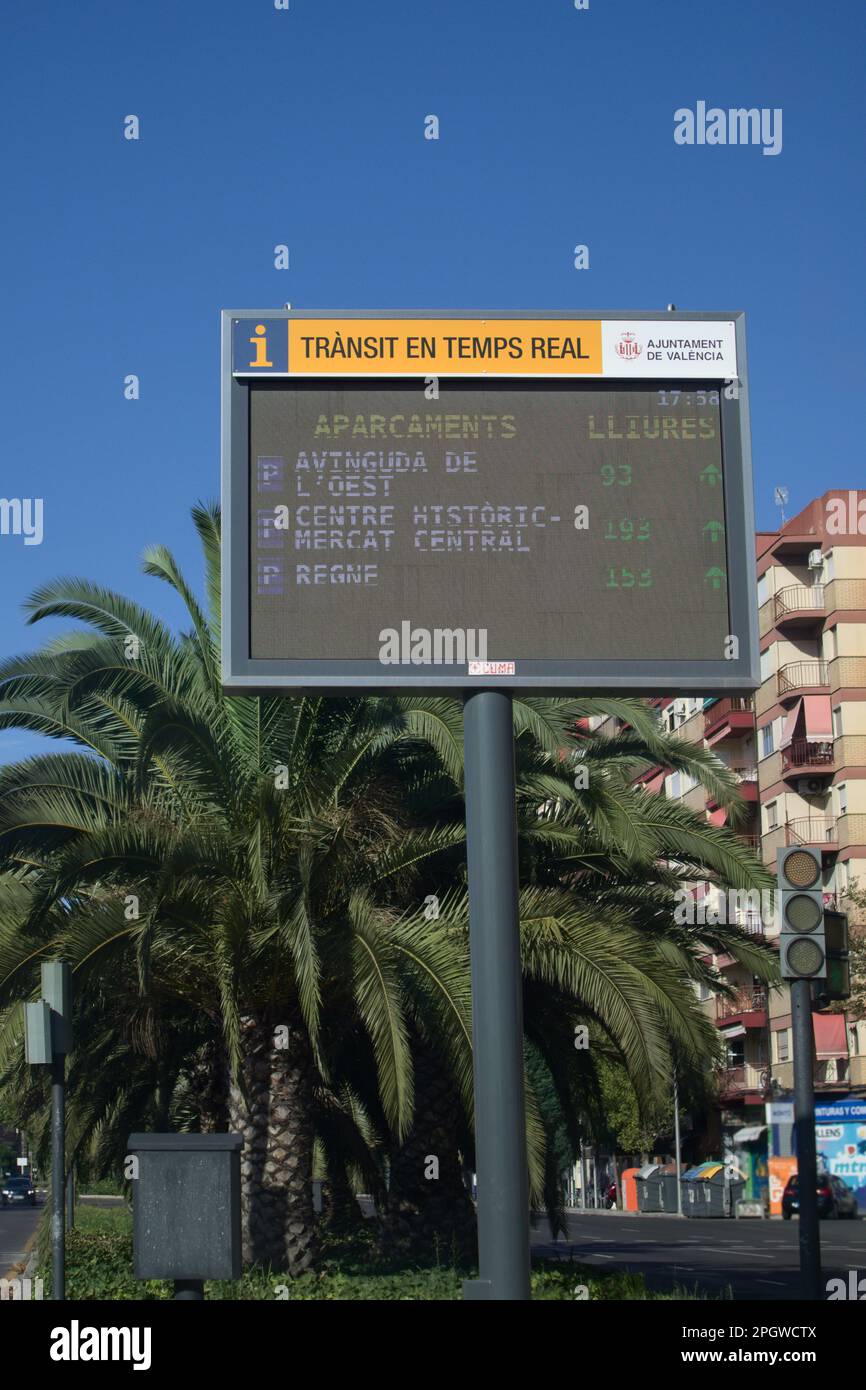 2022. Valencia, Spanien. Allgemeiner Plan einer Tafel mit Angabe der freien Plätze in den verschiedenen öffentlichen Parkplätzen in der Stadt Valencia Stockfoto
