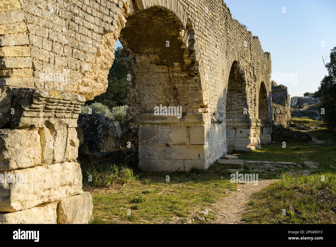 Barbegal Aquädukt und Mühlen in der Nähe von Arles an einem sonnigen Tag im Frühling. Diese römische Anlage besteht aus einem Aquädukt und 16 Wasserrädern in zwei parallelen Sets Stockfoto