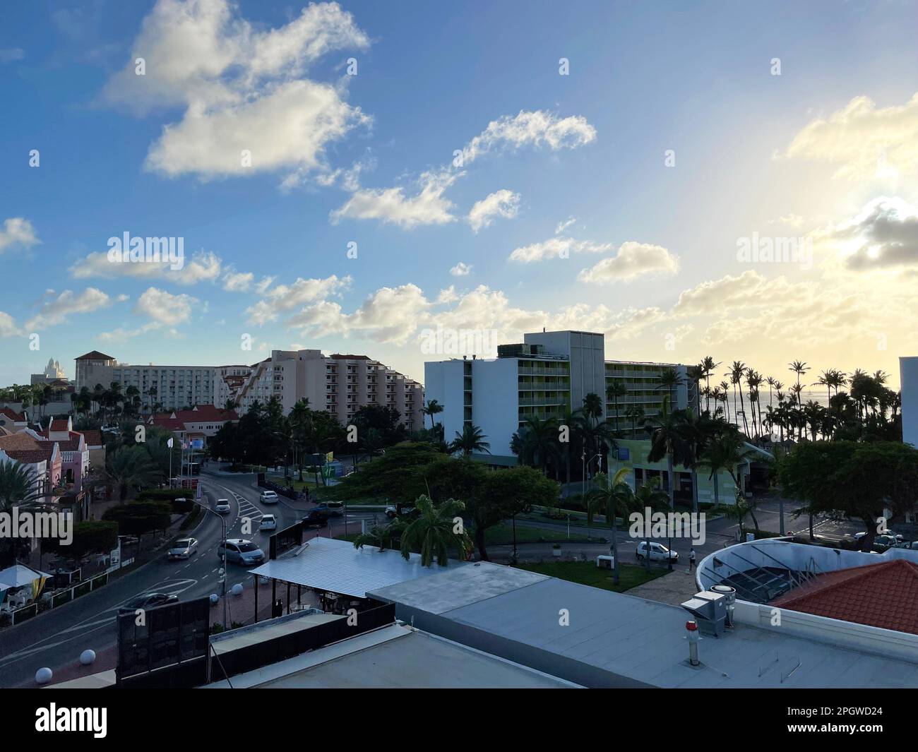 Eagle Beach, Noord, Aruba - 9. März 2022. Blick auf Noord vom Vu Dachrestaurant am Abend. Stockfoto