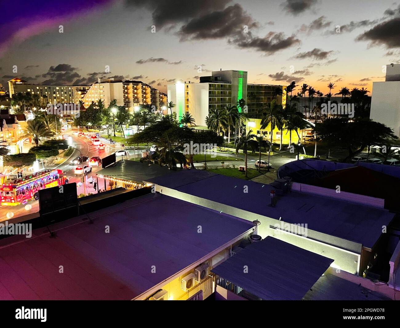 Eagle Beach, Noord, Aruba - 9. März 2022. Blick auf Noord vom Vu Dachrestaurant am Abend. Stockfoto