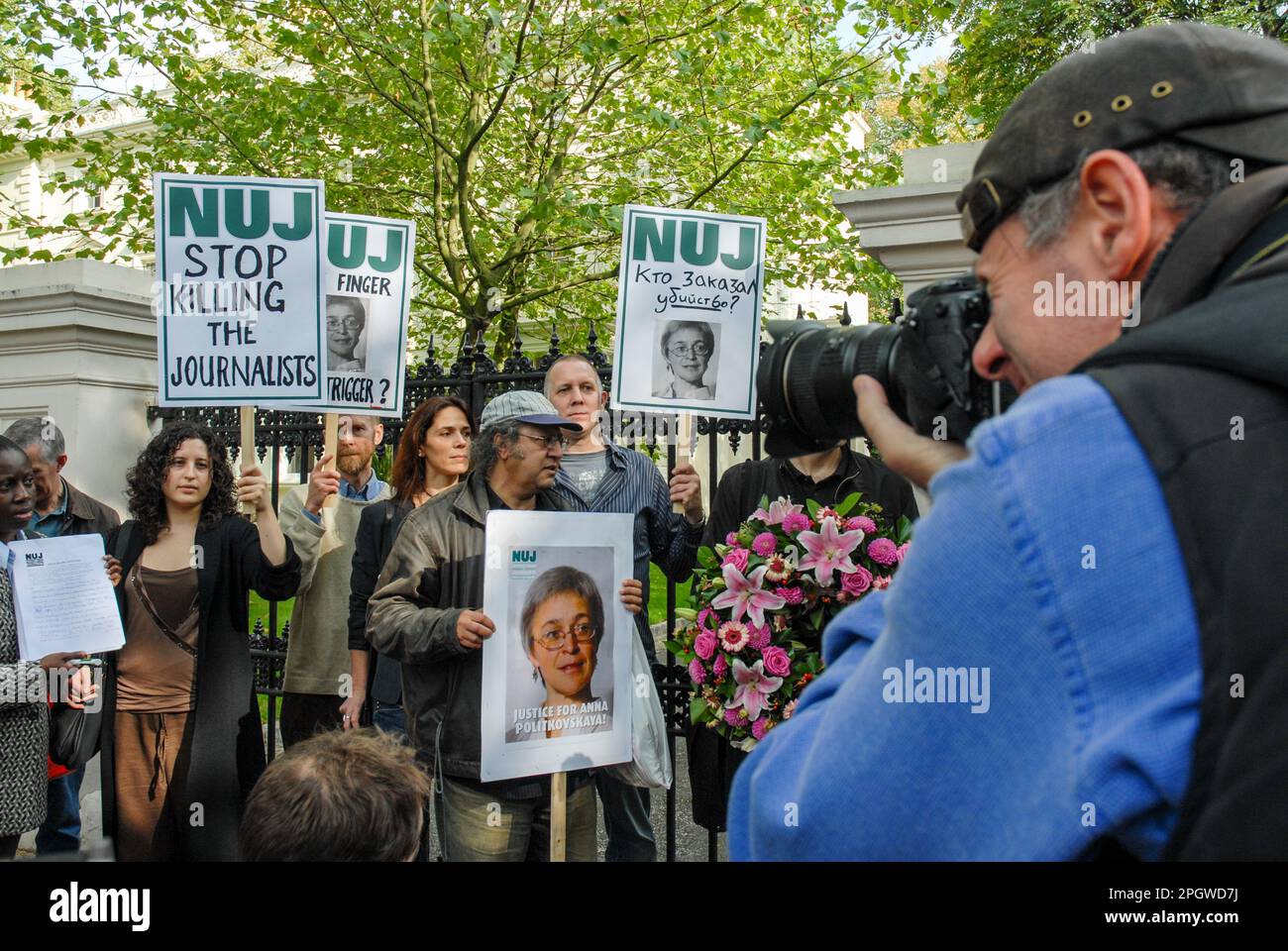 Mitglieder der NUJ außerhalb der russischen Botschaft London UK protestieren gegen die Ermordung der russischen Journalistin Anna Politkowskaja. Stockfoto