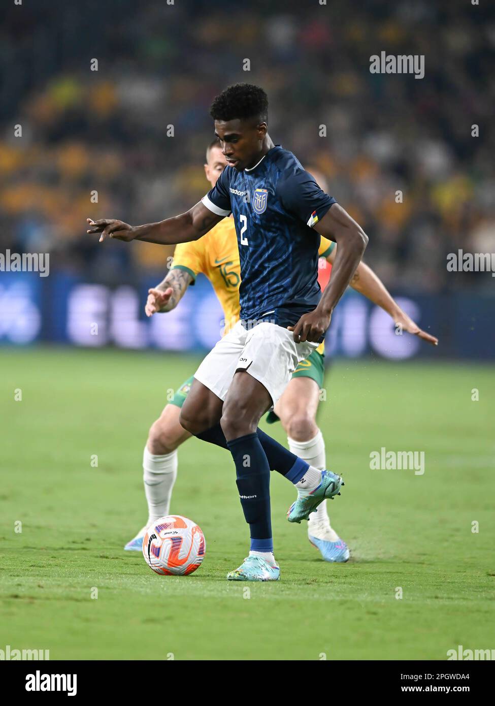 Sydney, Australien. 24. März 2023. Alexander DomÌnguez (R) von der Ecuador National Männer Fußballmannschaft National Männer Fußballmannschaft in Aktion während des „Welcome Home“-Fußballspiels zwischen Australien und Ecuador im CommBank Stadium. Endstand: 3:1 Australien: Ecuador. (Foto: Luis Veniegra/SOPA Images/Sipa USA) Guthaben: SIPA USA/Alamy Live News Stockfoto