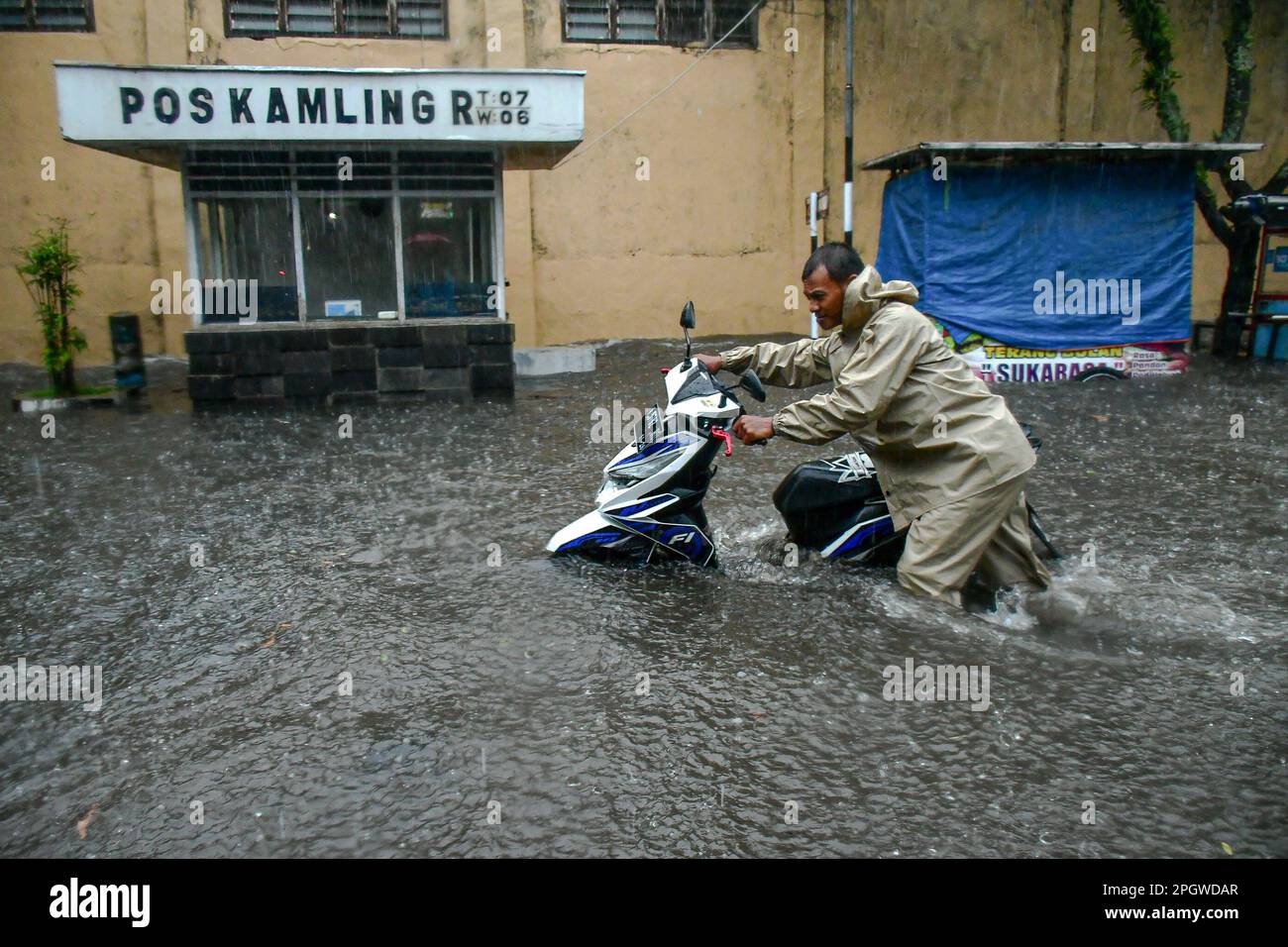 Malang, Ost-Java, Indonesien. 24. März 2023. Eine Reihe von Gebieten in Malang wurden 3 Stunden lang durch heftige Regenfälle überflutet. Die indonesische Agentur für Meteorologie, Klimatologie und Geophysik (BMKG) prognostiziert, dass im März 2023 weiterhin die Gefahr von moderaten bis starken Regenfällen oder extremen Wetterbedingungen besteht. (Kreditbild: © Moch Farabi Wardana/Pacific Press via ZUMA Press Wire) NUR REDAKTIONELLE VERWENDUNG! Nicht für den kommerziellen GEBRAUCH! Stockfoto