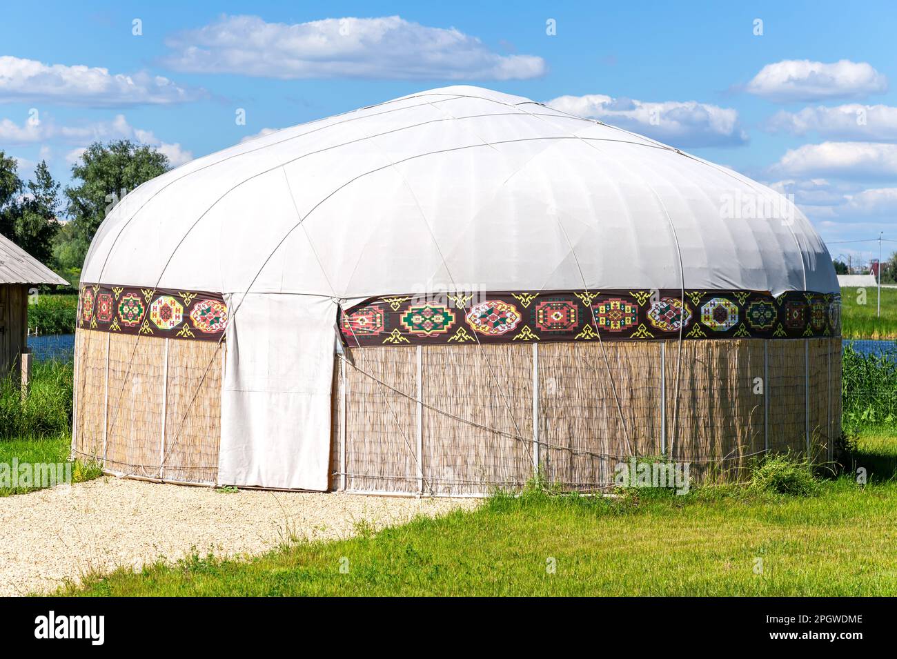 Samara, Russland - 25. September 2021: Jurte - nationales antikes Haus der Nomaden der asiatischen Länder. Traditionelle turkmenische Jurte im Sommer. Dwelli Stockfoto