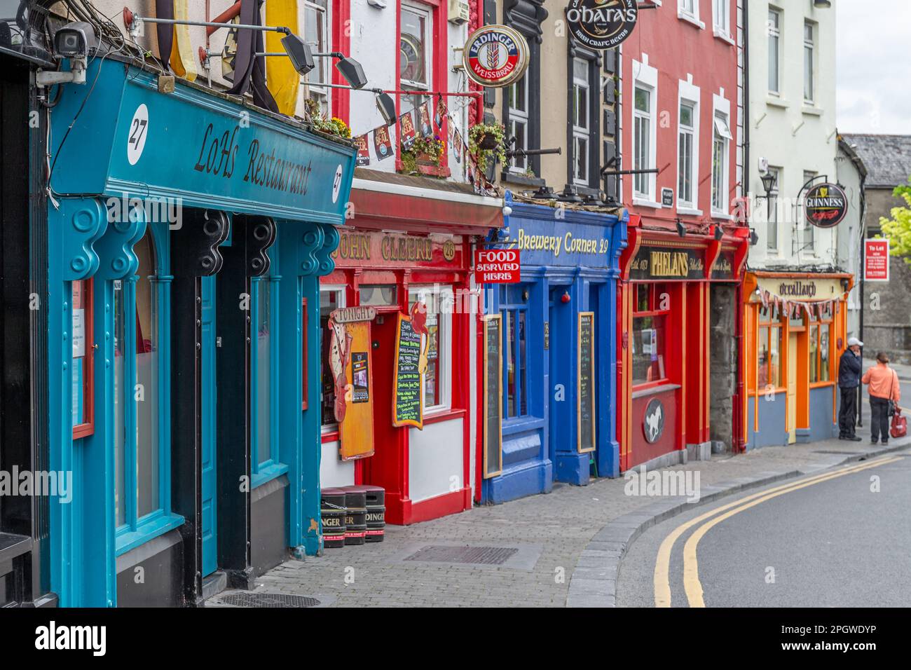 Farbenfroh bemalte Häuser mit Pubs in einer Straße in Kilkenny, Provinz Leinster, Irland, Europa Stockfoto