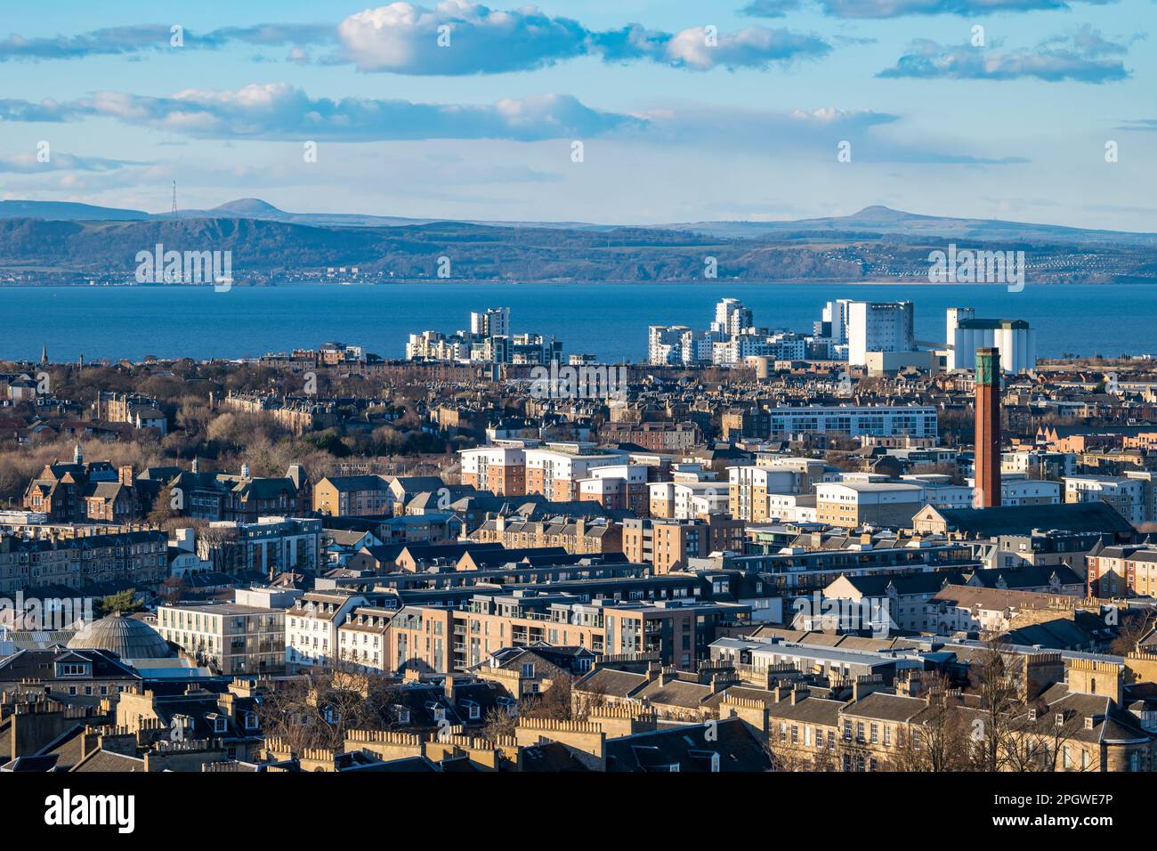 Blick von Calton Hill zu Platinum Point Apartments, Fife und Firth of Forth, Edinburgh, Schottland, Großbritannien Stockfoto