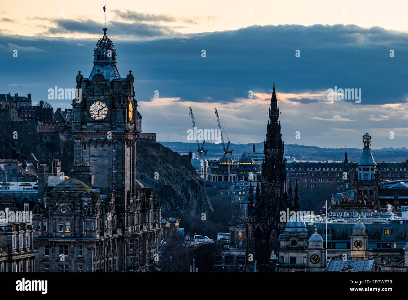 Blick auf das Stadtzentrum in der Abenddämmerung mit dem balmoralischen Uhrenturm und Scott Monument, Edinburgh, Schottland, Großbritannien Stockfoto