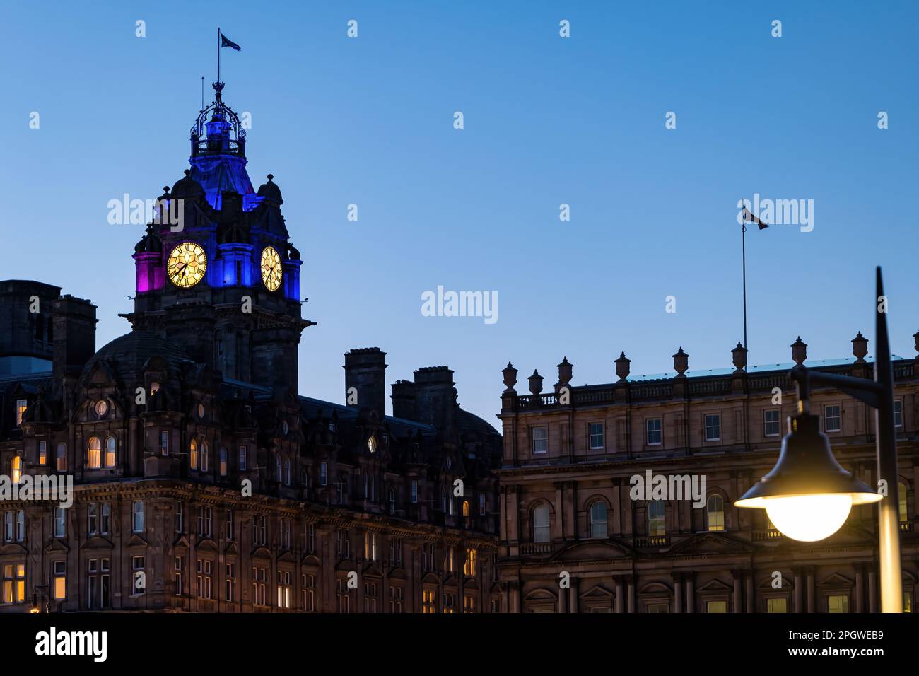 Der Uhrenturm des Balmoral Hotels erleuchtet in der Dämmerung oder in der Dämmerung mit klarem Himmel, Edinburgh, Schottland, Großbritannien Stockfoto